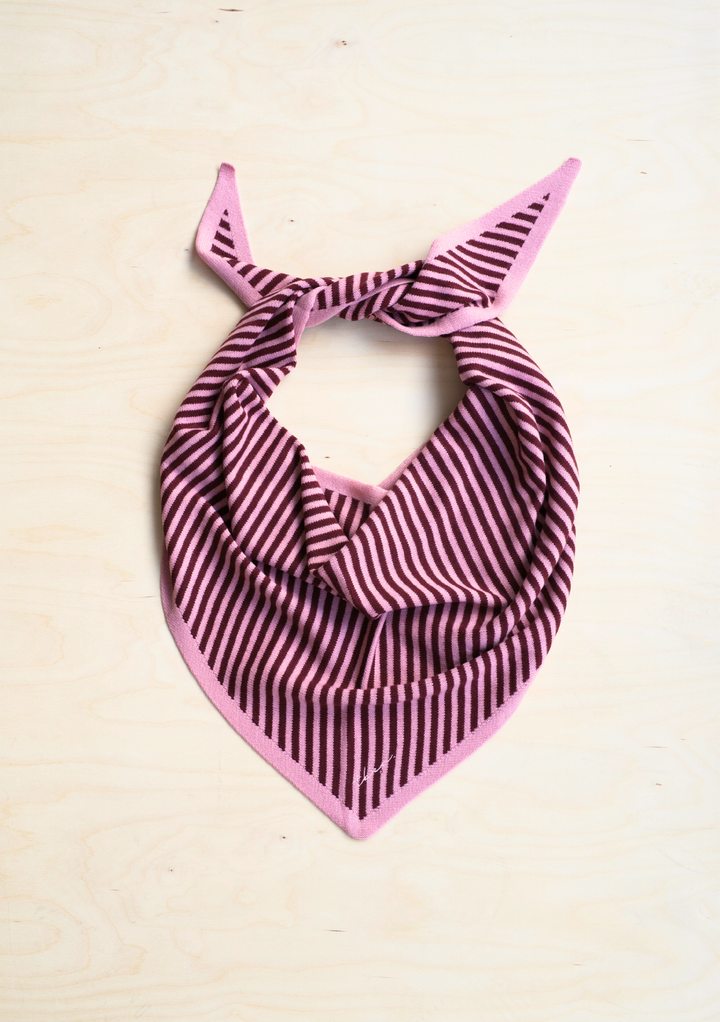 Grande écharpe triangulaire en mérinos à rayures roses