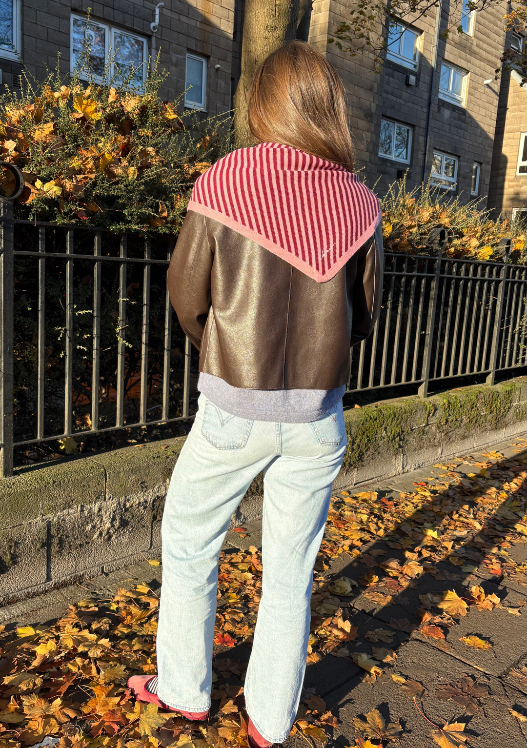 Grande écharpe triangulaire en mérinos à rayures roses