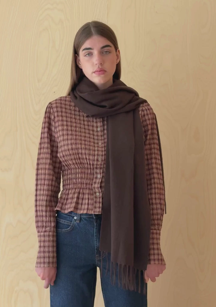 Écharpe oversize en laine d'agneau couleur chocolat