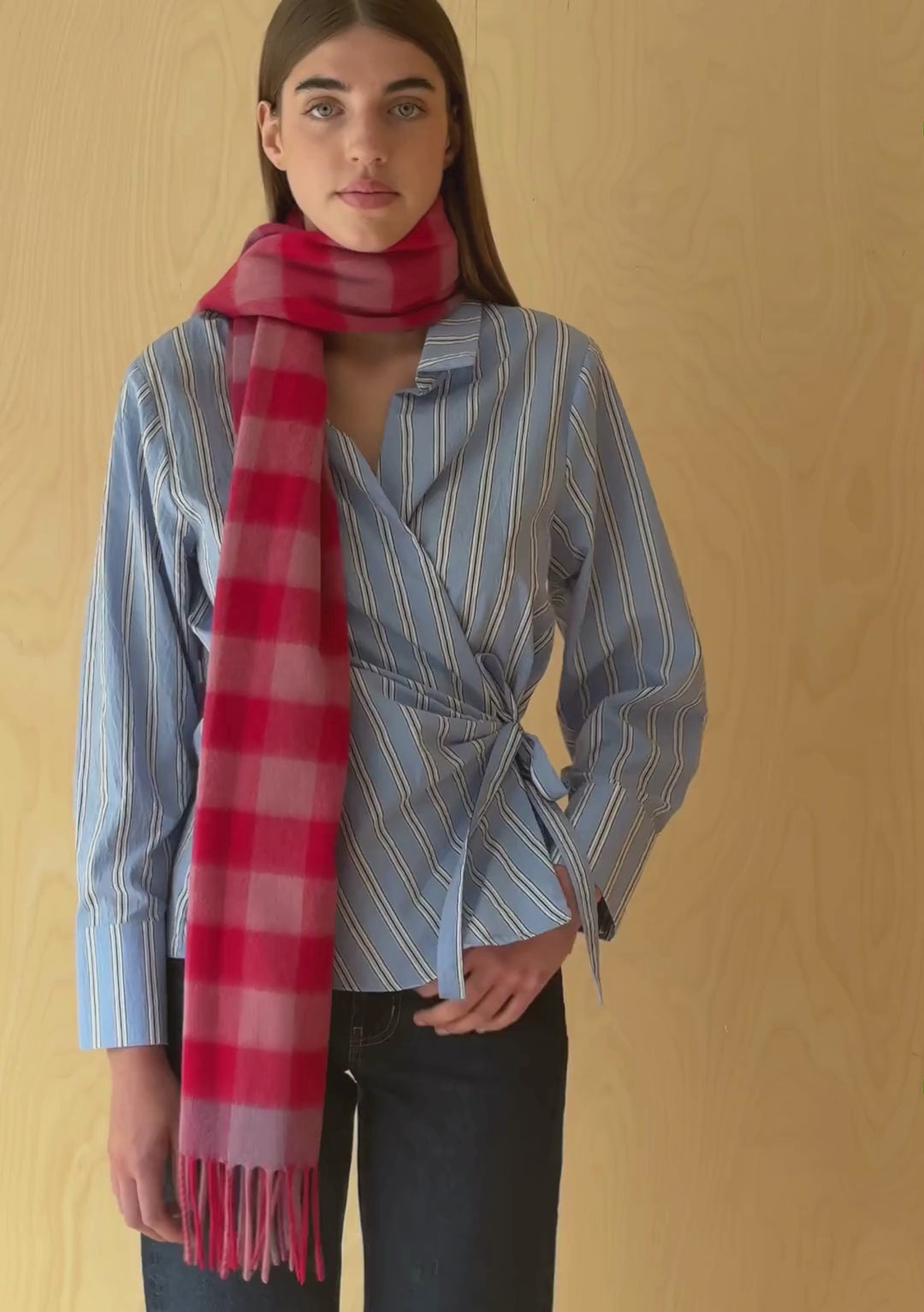 Écharpe oversize en laine d'agneau à carreaux roses