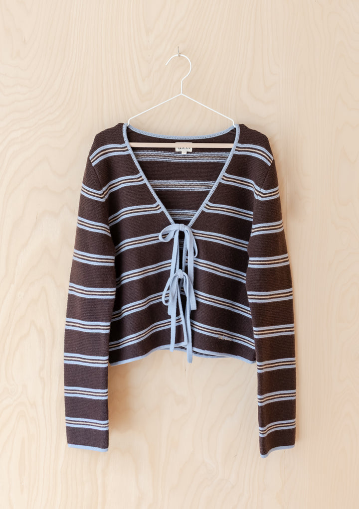 Strickjacke aus Merinowolle mit Krawatte und braunen Streifen