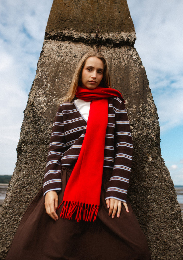 Strickjacke aus Merinowolle mit Krawatte und braunen Streifen