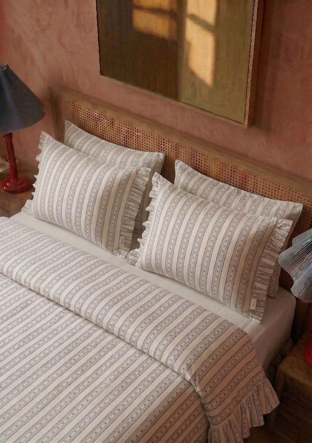 Parure de lit en coton bleu marine à petits motifs floraux : housse de couette et taies d'oreiller assorties.