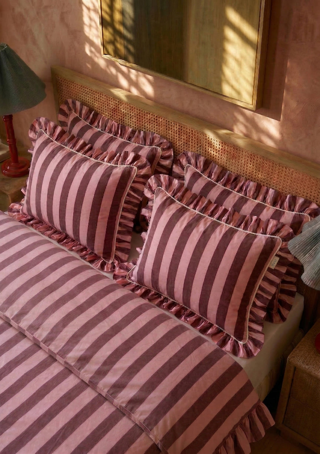 Zwei Baumwollkissenbezüge mit rosa-burgunderfarbenen Streifen