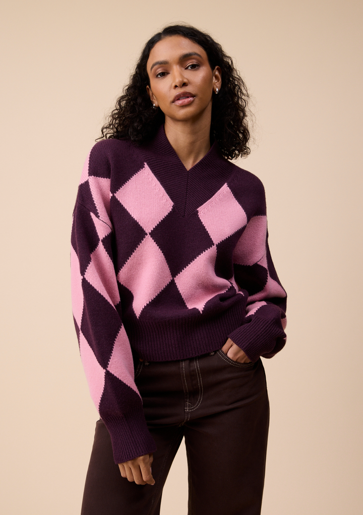 Merino Wool V-Neck Cropped Jumper in Pink & Fig Argyle