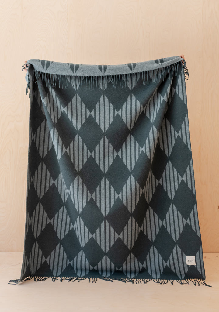Lammwolldecke mit grünem Harlekin-Jacquardstreifen 