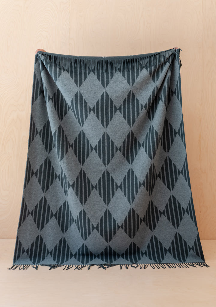 Lammwolldecke mit grünem Harlekin-Jacquardstreifen 