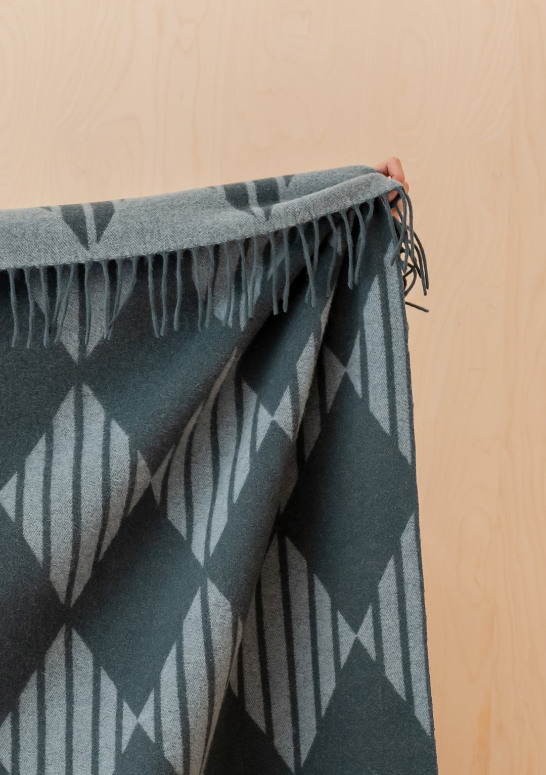 Lammwolldecke mit grünem Harlekin-Jacquardstreifen 