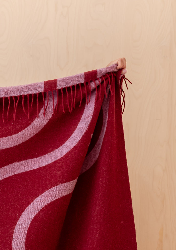 Couverture en laine d'agneau en jacquard à vagues rouges