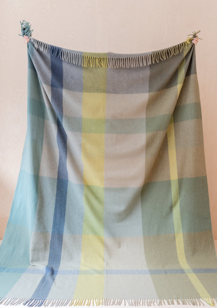 Extra große Decke aus recycelter Wolle in grünem, übergroßem Patchwork-Karomuster
