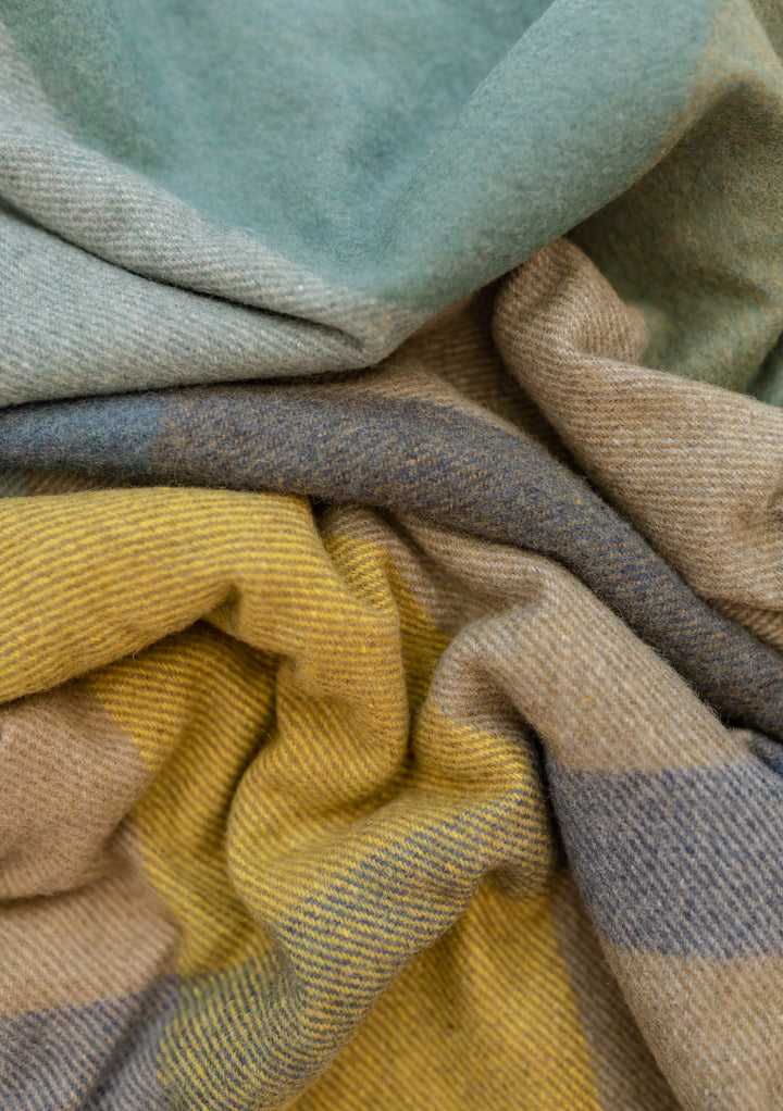 Extra große Decke aus recycelter Wolle in grünem, übergroßem Patchwork-Karomuster