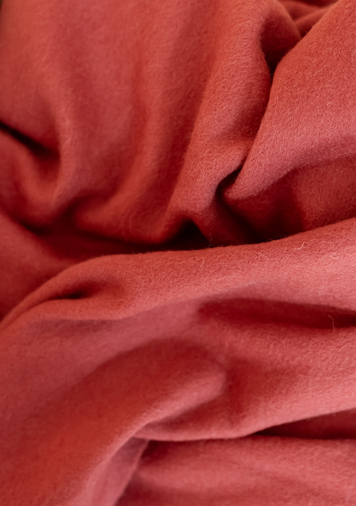 Lammwolldecke in Maulbeere