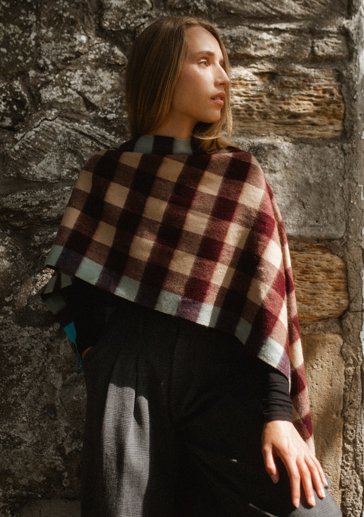 Écharpe oversize en laine d'agneau à carreaux camel 