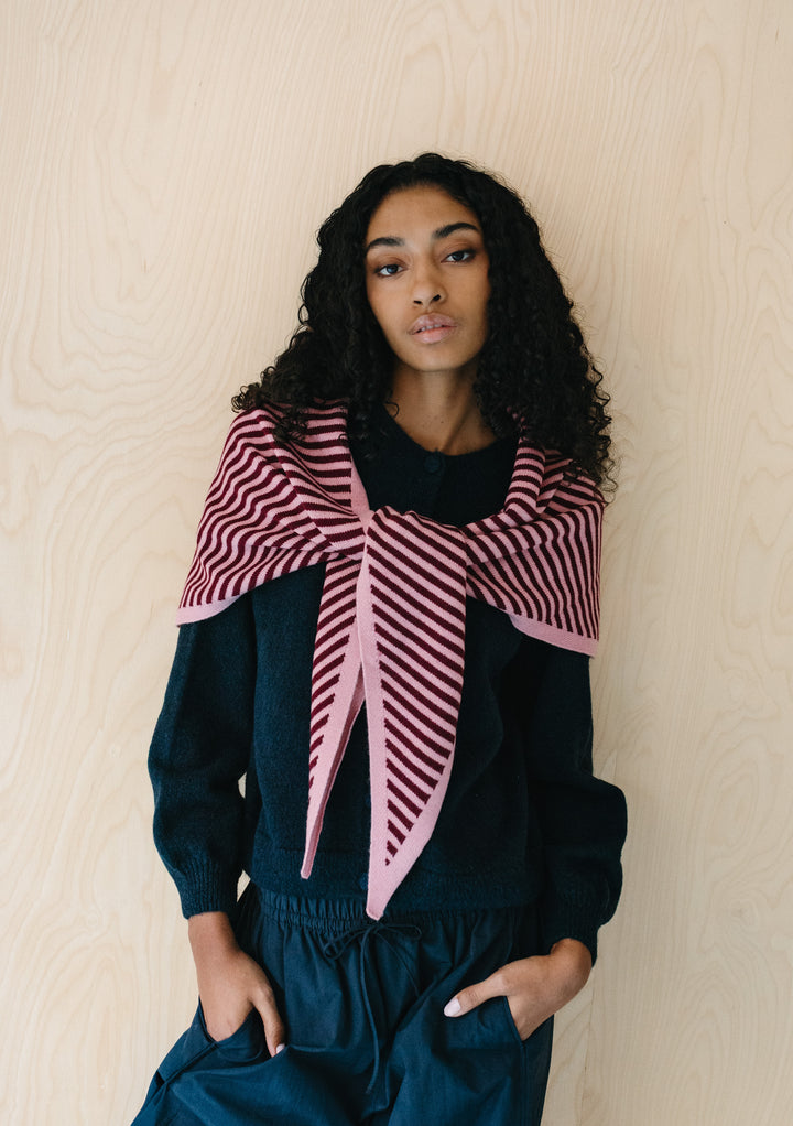 Grande écharpe triangulaire en mérinos à rayures roses 