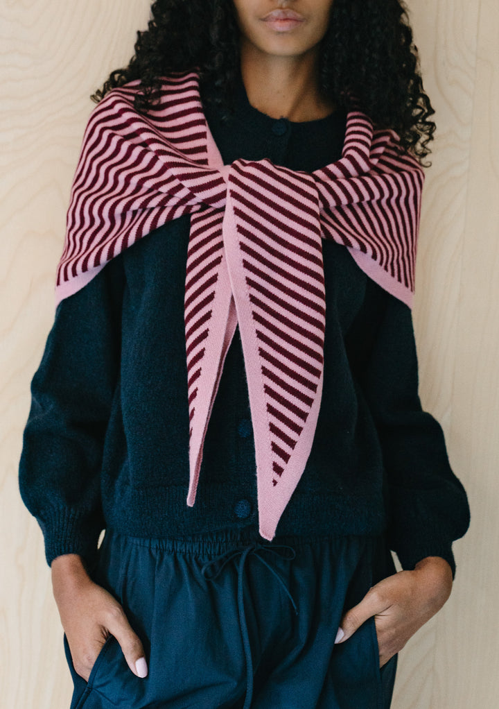 Grande écharpe triangulaire en mérinos à rayures roses 