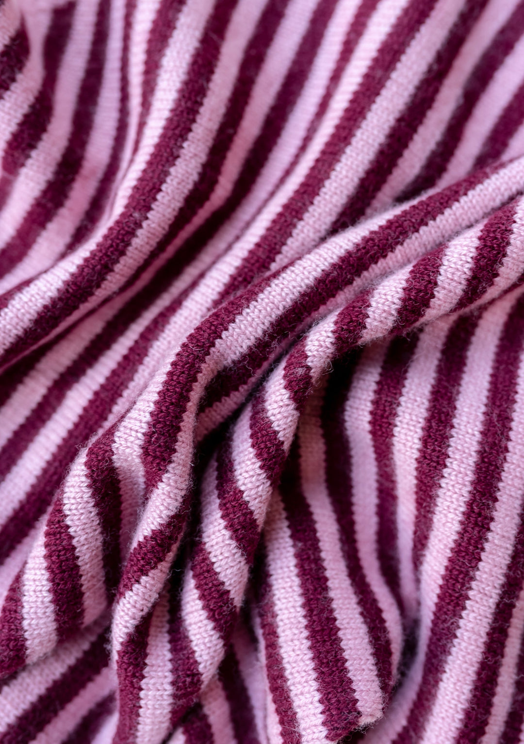 Großer Merino-Dreiecksschal mit rosa Streifen 