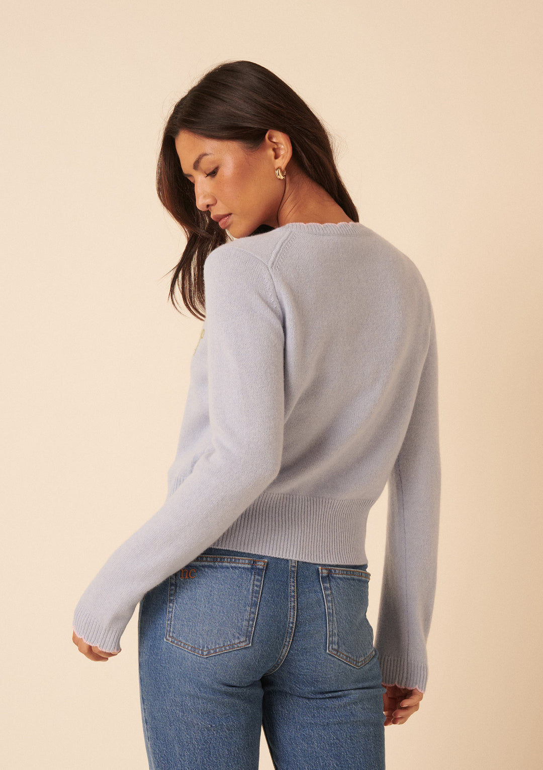 NC x TBCo – Blaue Wollstrickjacke mit Blumenmuster