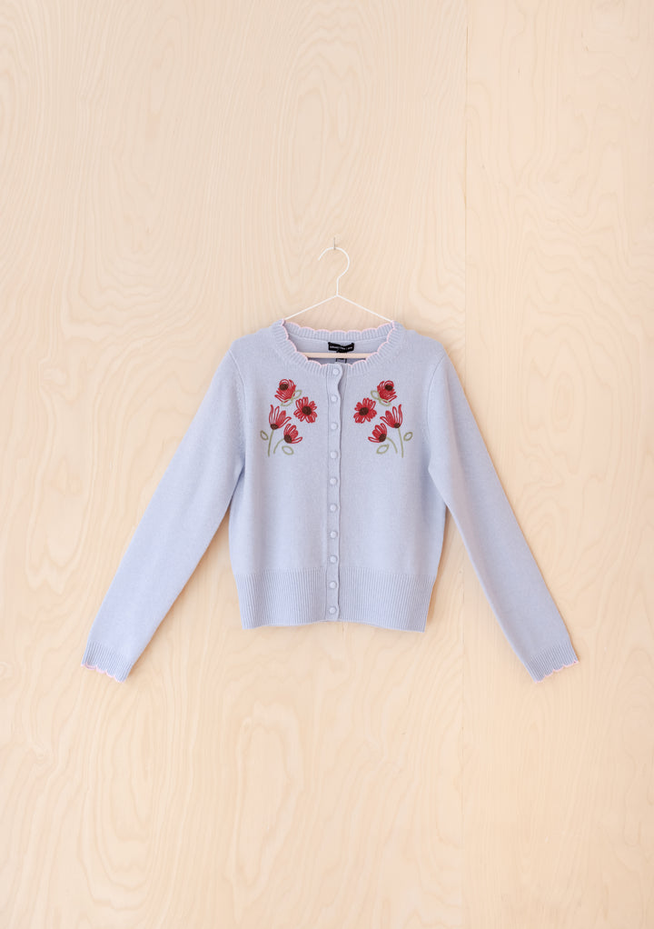NC x TBCo – Blaue Wollstrickjacke mit Blumenmuster