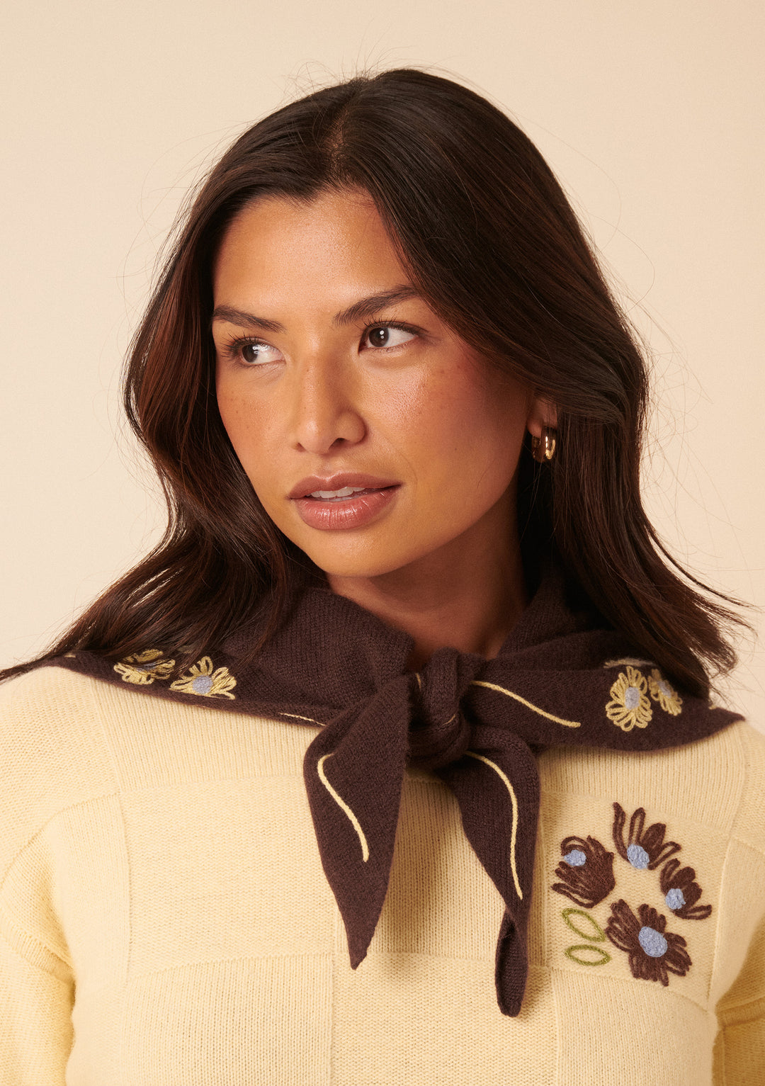 NC x TBCo – Dreieckiger Wollschal mit Blumenmuster in Latte 