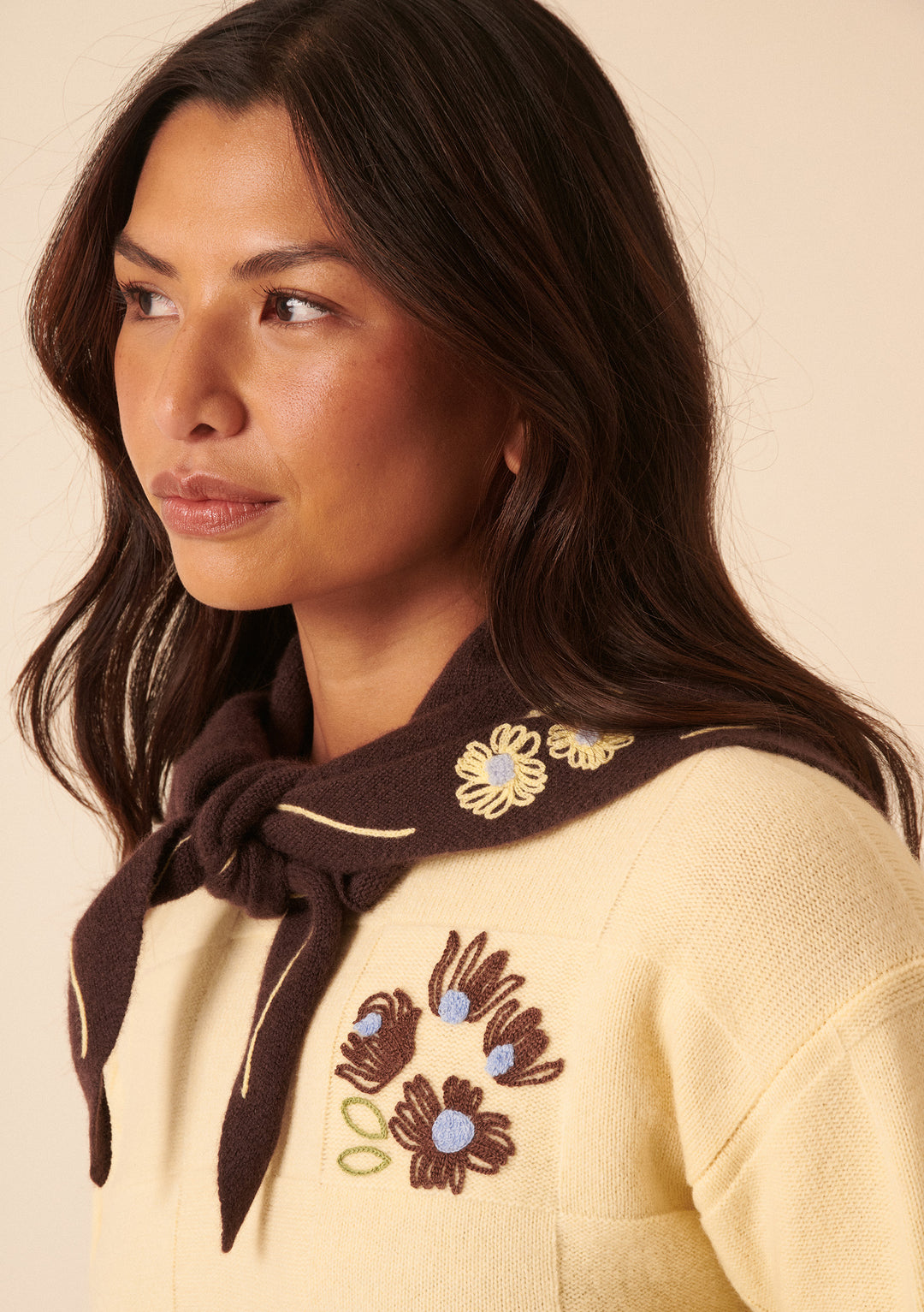 NC x TBCo – Dreieckiger Wollschal mit Blumenmuster in Latte 