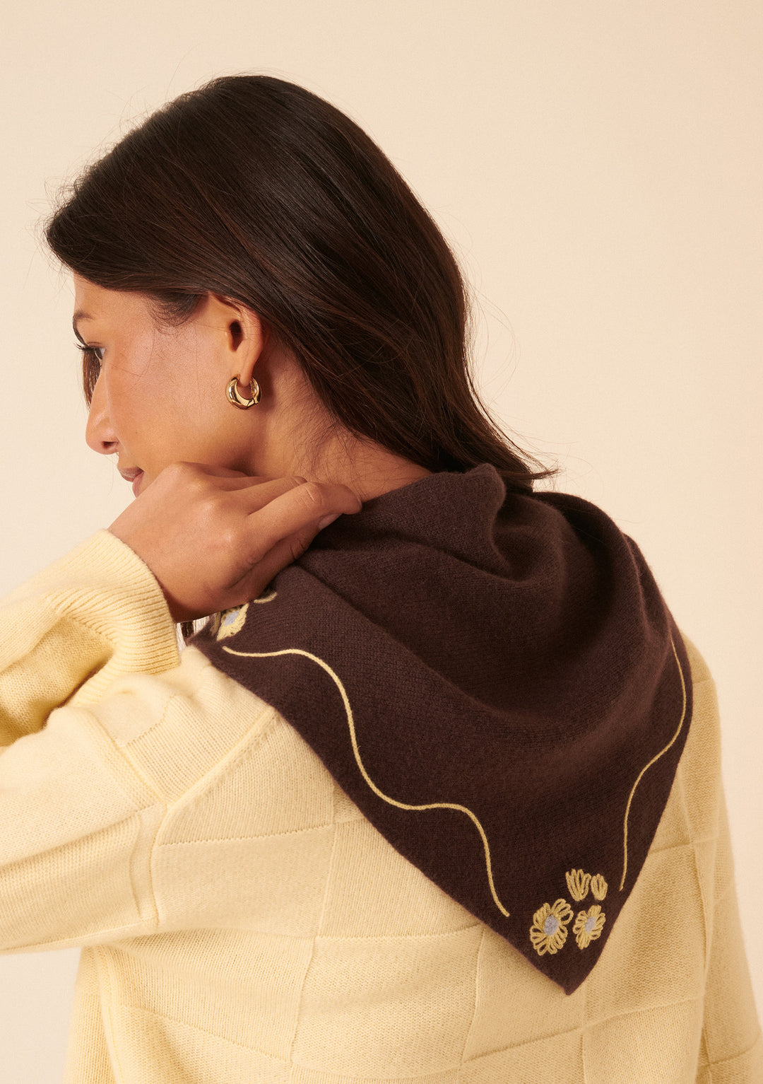 NC x TBCo – Dreieckiger Wollschal mit Blumenmuster in Latte 