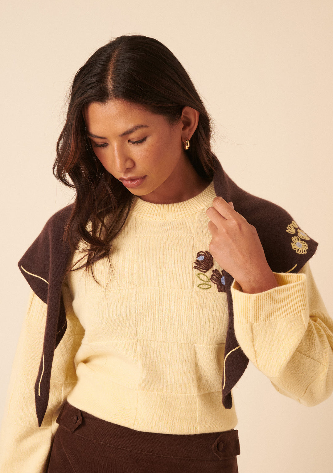 NC x TBCo – Dreieckiger Wollschal mit Blumenmuster in Latte 
