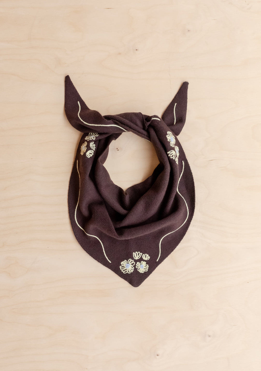 NC x TBCo – Dreieckiger Wollschal mit Blumenmuster in Latte 