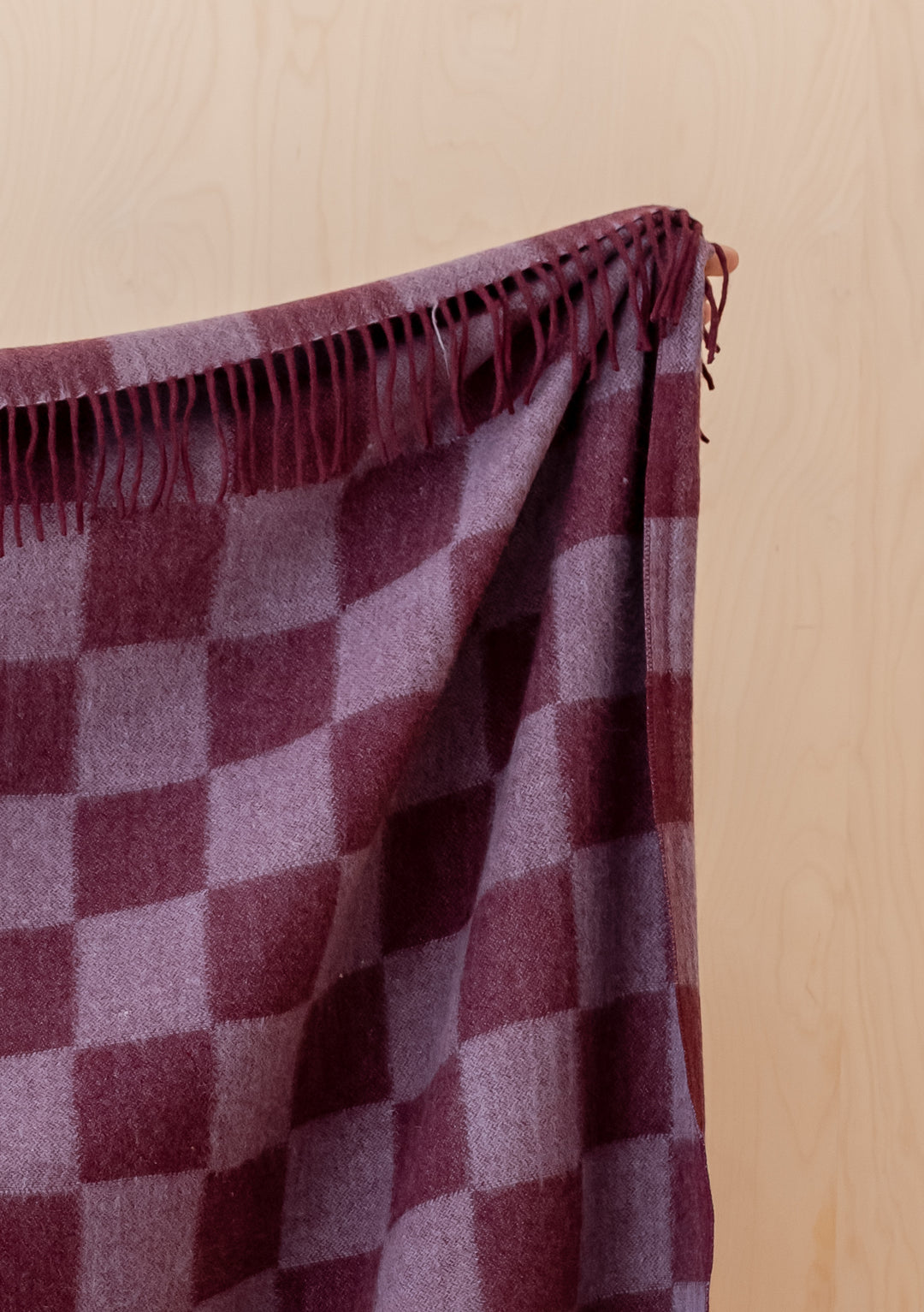 Couverture en laine recyclée à damier bordeaux et bleu 