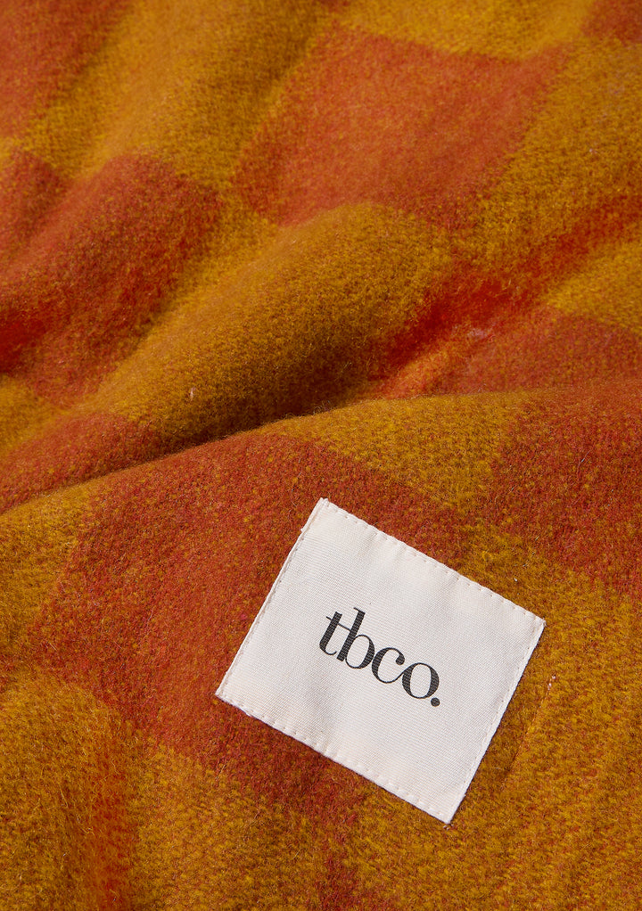 Couverture en laine recyclée à motif damier moutarde et orange