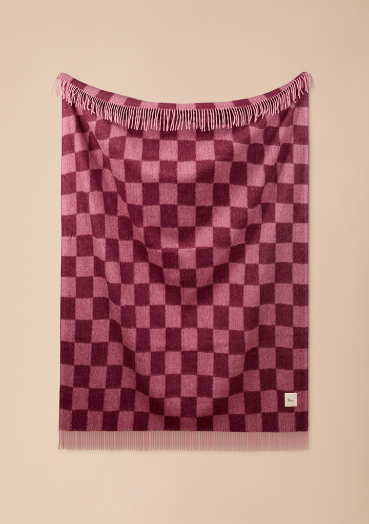 Decke aus recycelter Wolle mit Schachbrettmuster in Rose und Fig