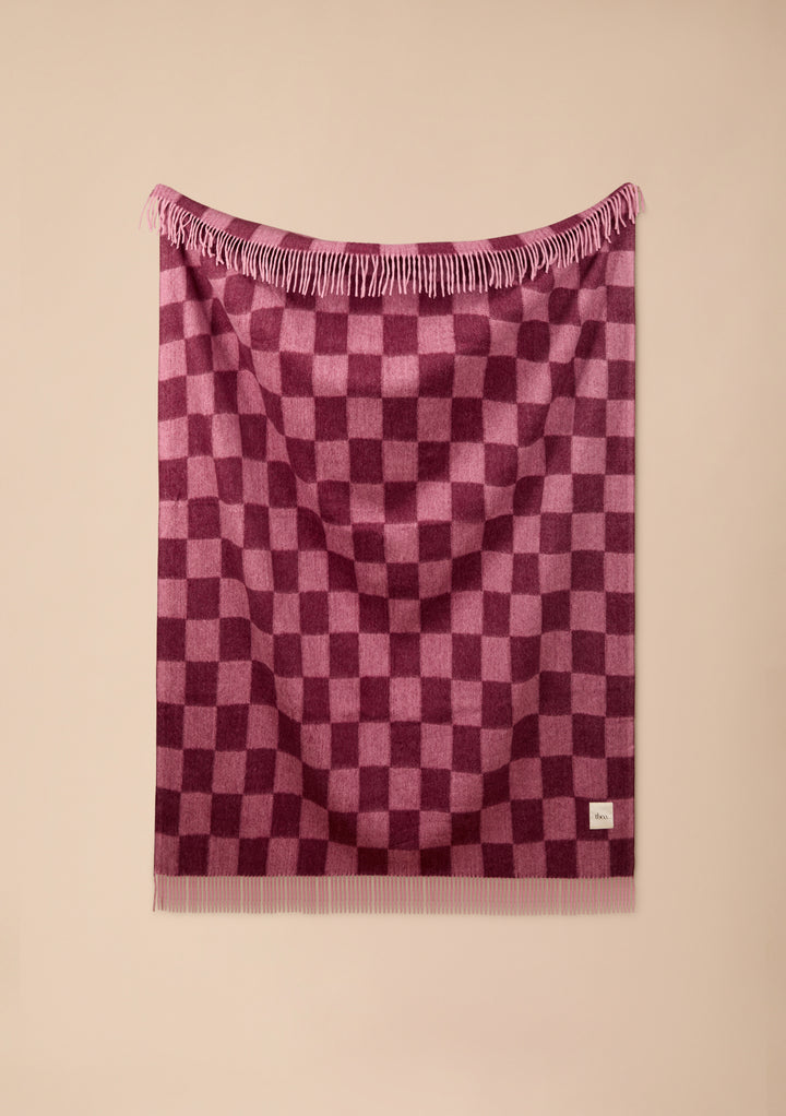 Decke aus recycelter Wolle mit Schachbrettmuster in Rose und Fig