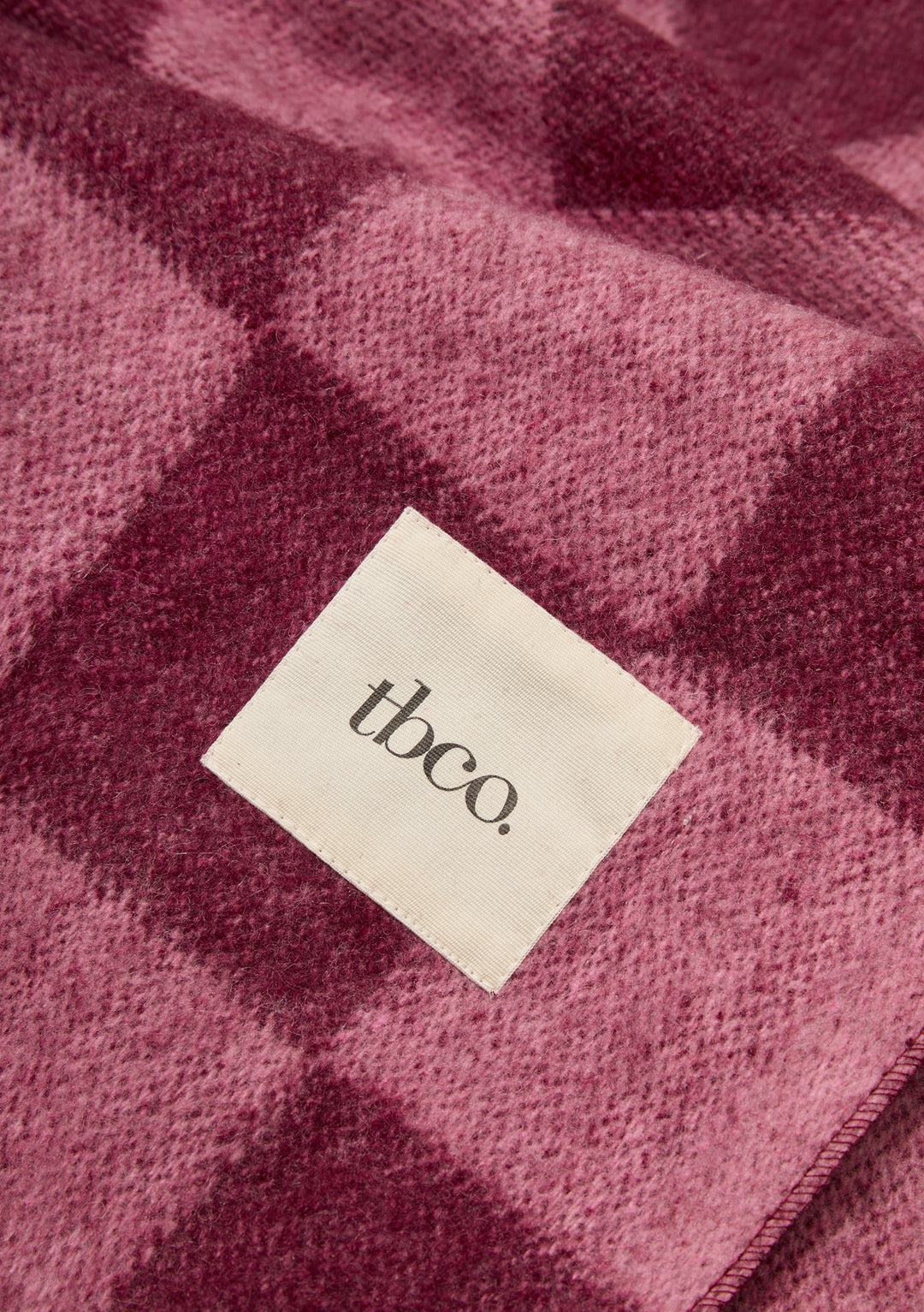 Decke aus recycelter Wolle mit Schachbrettmuster in Rose und Fig