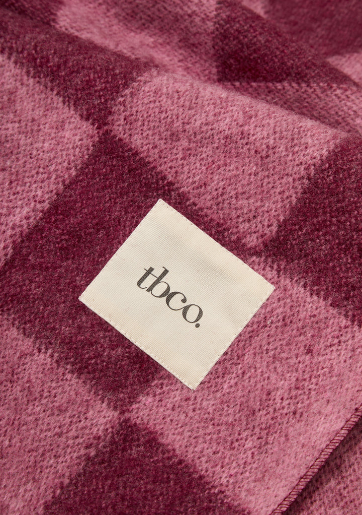 Decke aus recycelter Wolle mit Schachbrettmuster in Rose und Fig