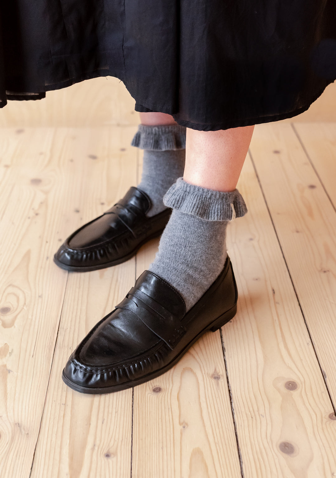 Socken aus Merinowolle in Anthrazit mit Rüschen