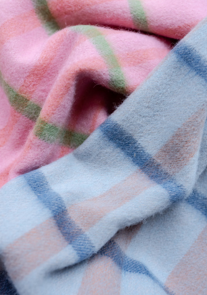 Lambswool Oversized Scarf in Pink Gradient