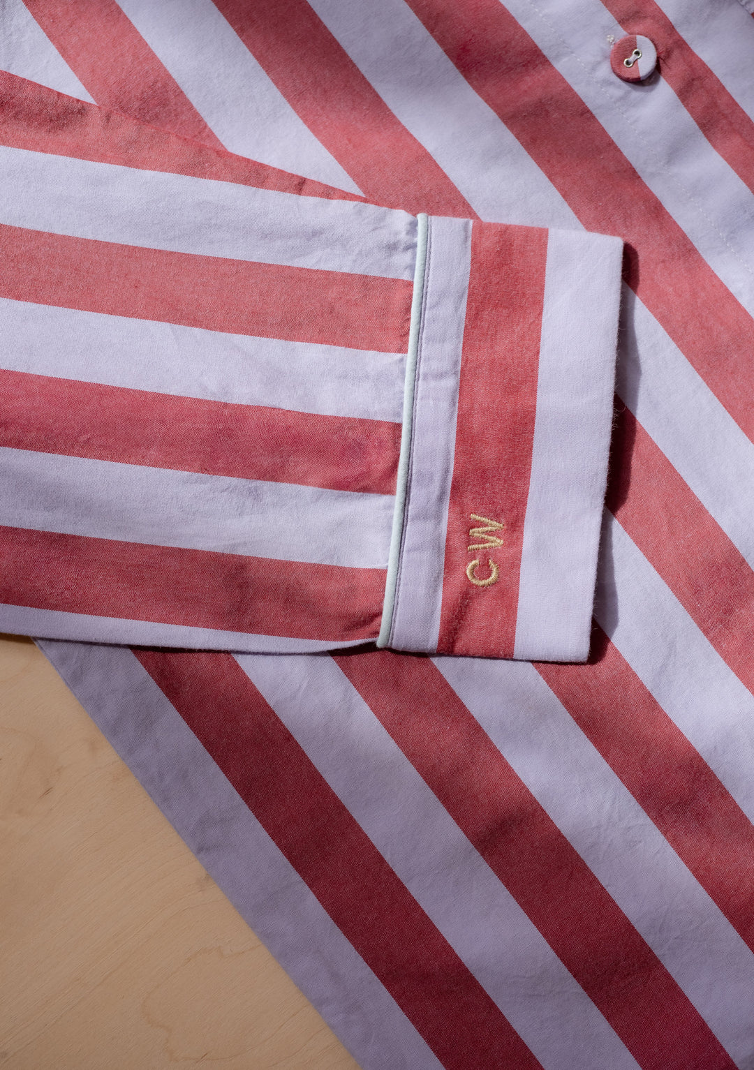 Baumwollpyjama mit marineblauen Streifen