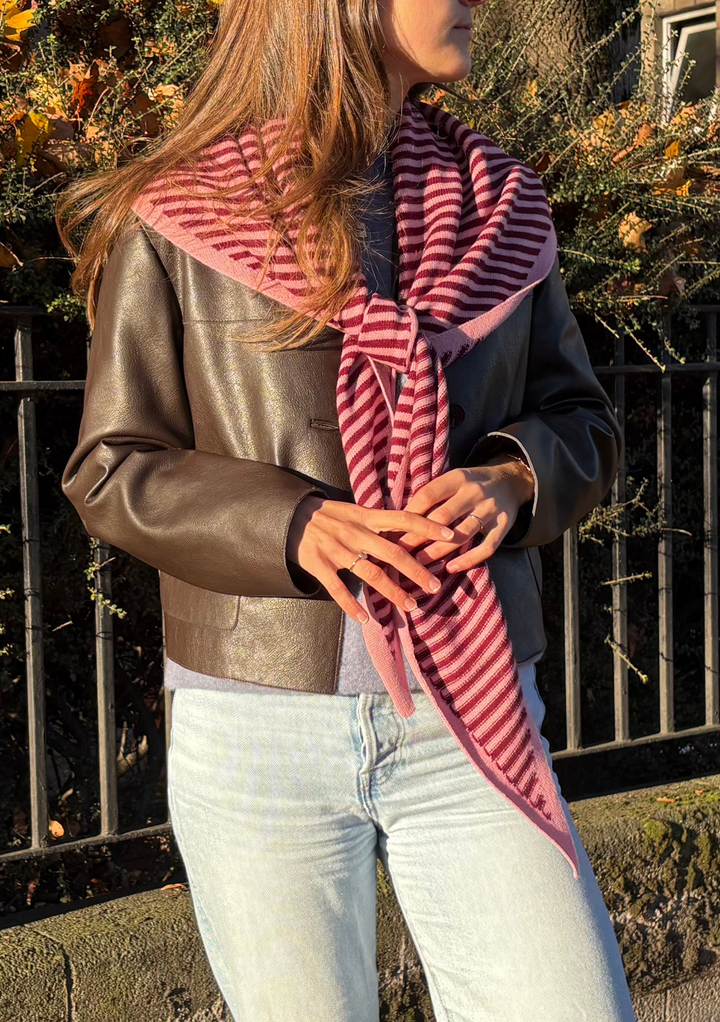 Grande écharpe triangulaire en mérinos à rayures roses 