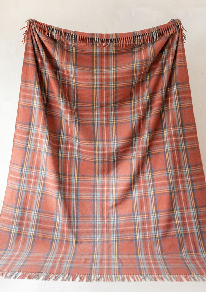 Extra große Decke aus recycelter Wolle im Stewart Royal Antique Tartan