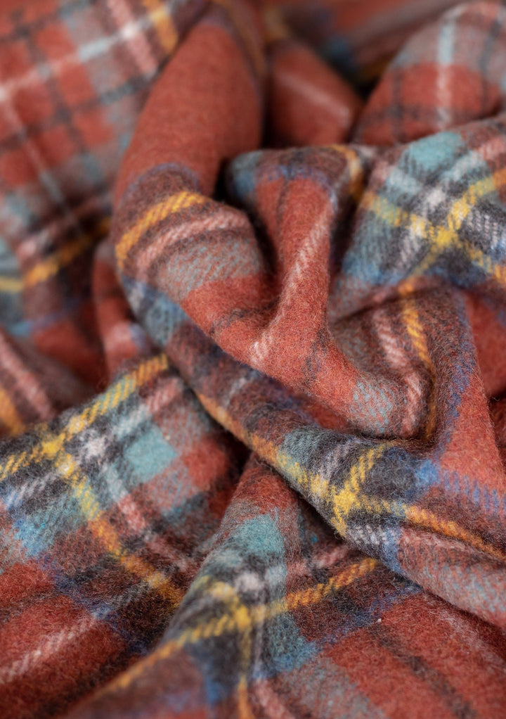 Extra große Decke aus recycelter Wolle im Stewart Royal Antique Tartan