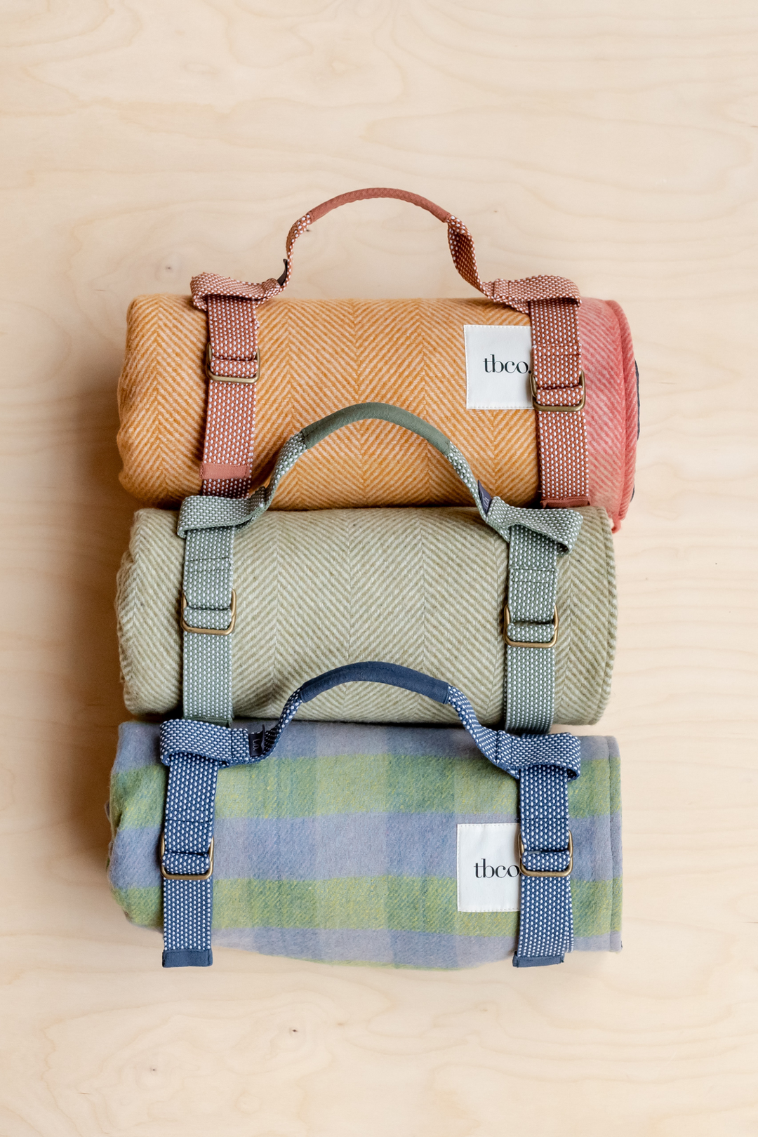 Picknickdecke aus recycelter Wolle mit orangefarbenem Rahmenstreifen