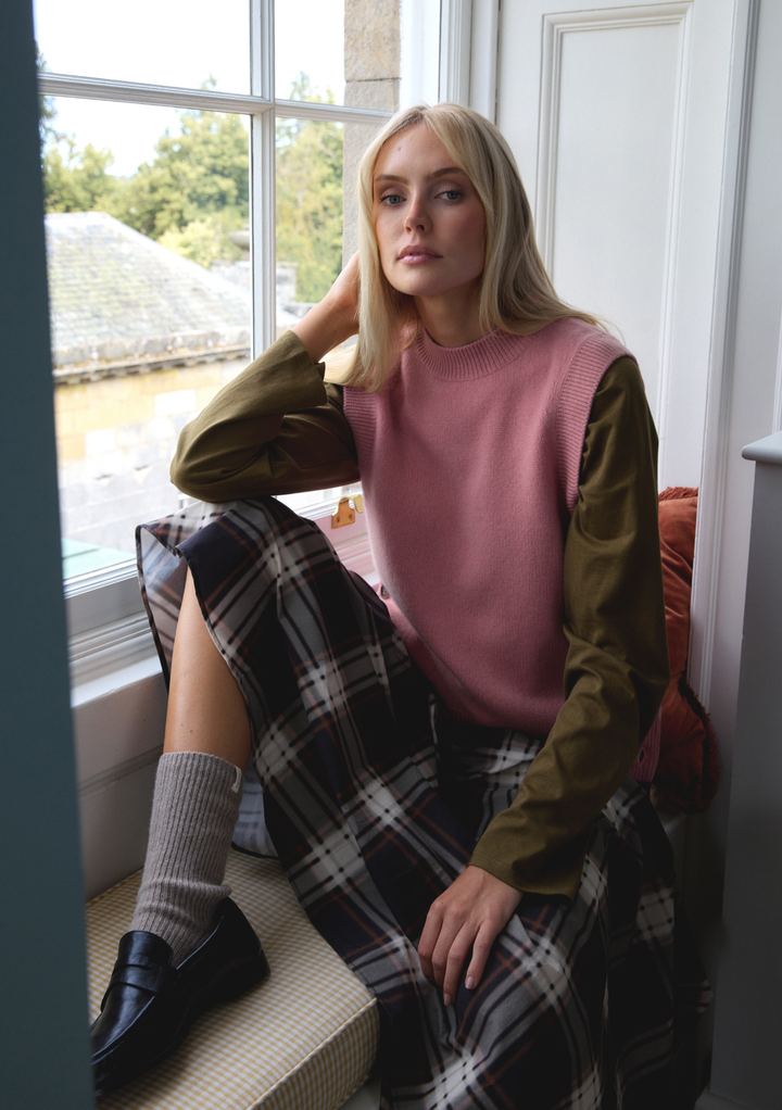 Merino Wool Buttoned Vest in Pink