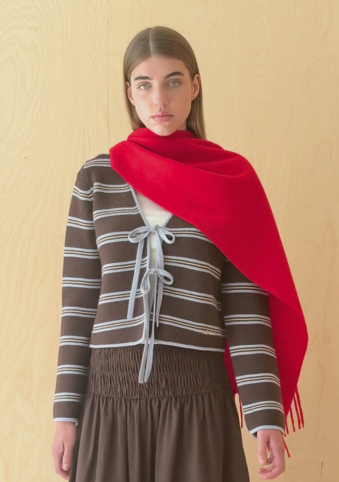 Strickjacke aus Merinowolle mit Krawatte und braunen Streifen