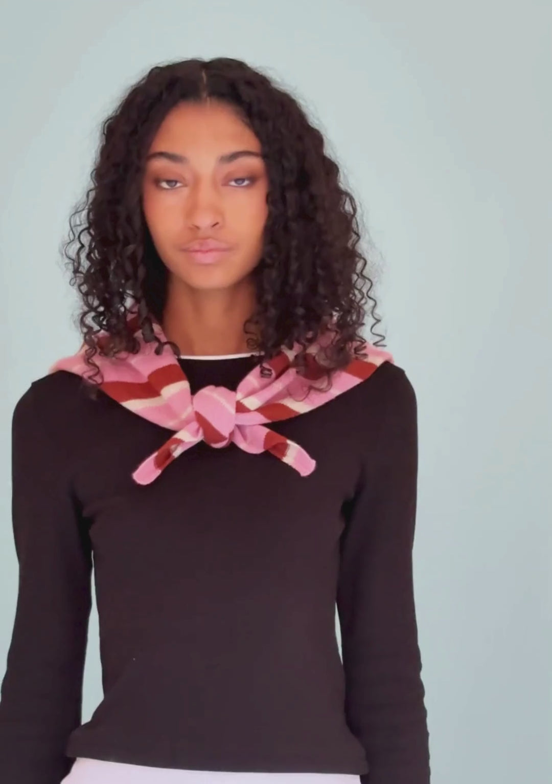 Écharpe triangulaire en laine mérinos à rayures roses et rouille 