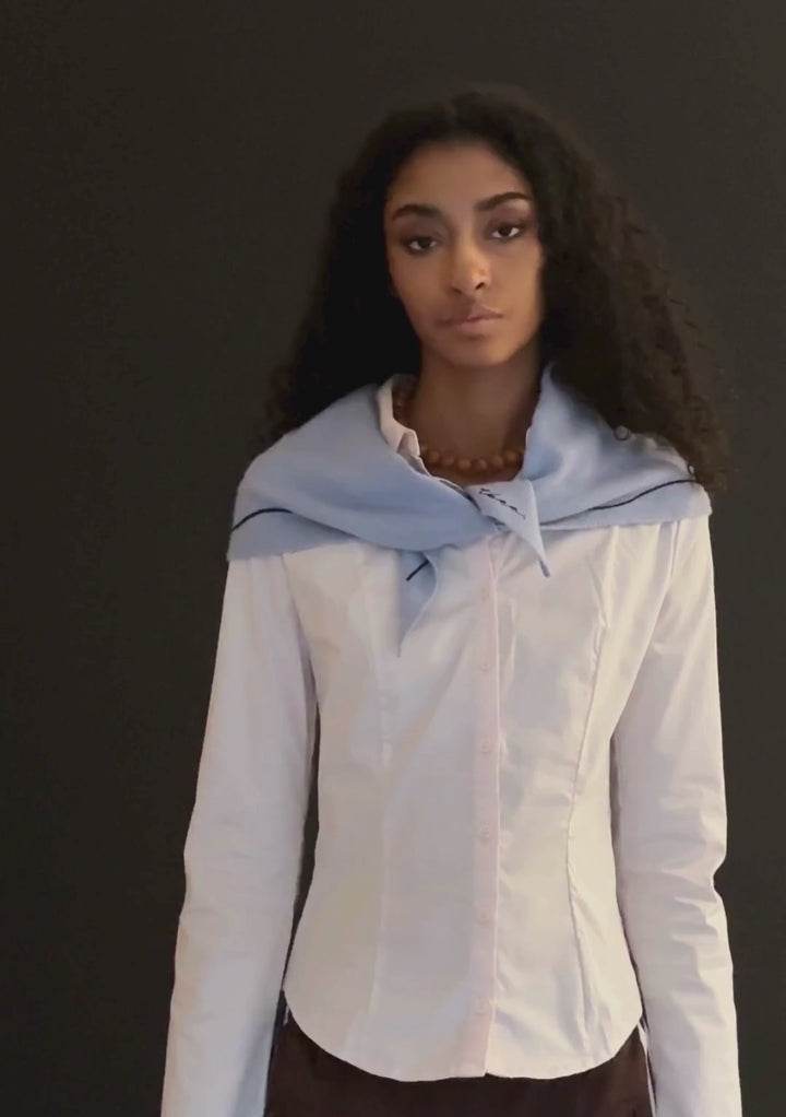 Écharpe triangulaire en laine mérinos couleur « Forget Me Not » 