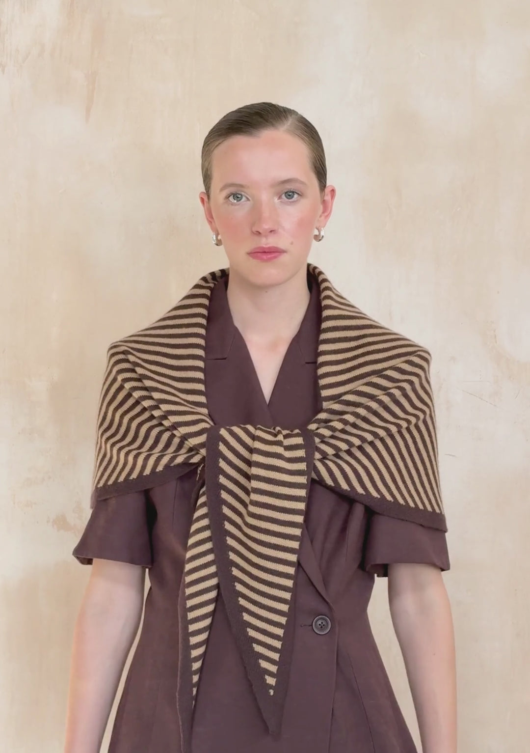 Grande écharpe triangulaire en laine mérinos à rayures camel et marron 