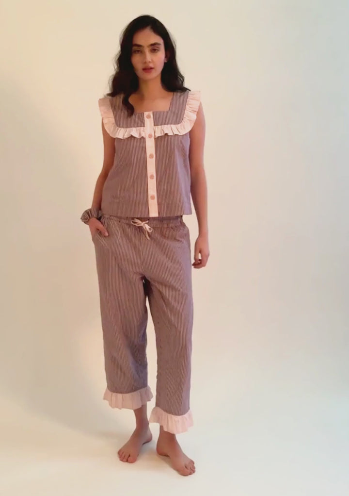 Kurzer Baumwollpyjama mit burgunderfarbenen Streifen und Rüschen 