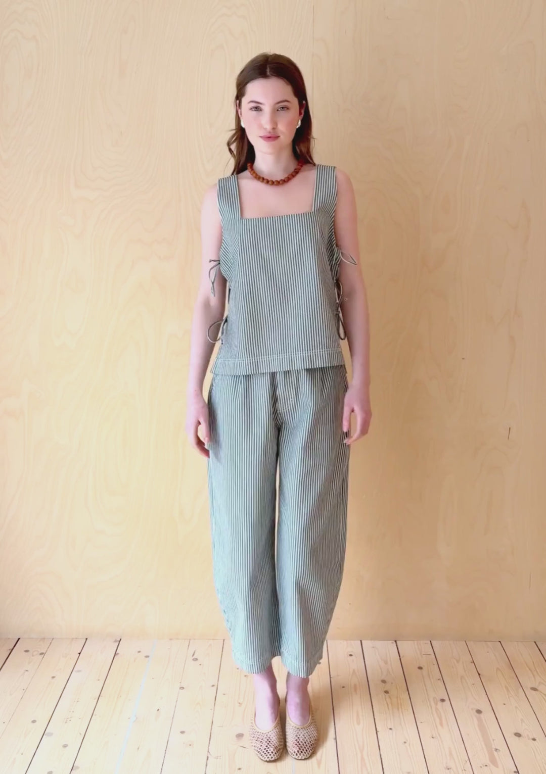 Pantalon large "Barrel" en denim rayé chevrons