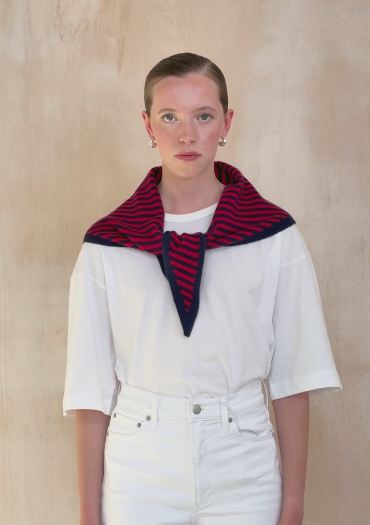 Écharpe triangulaire en laine mérinos à rayures bleu marine et rouge 