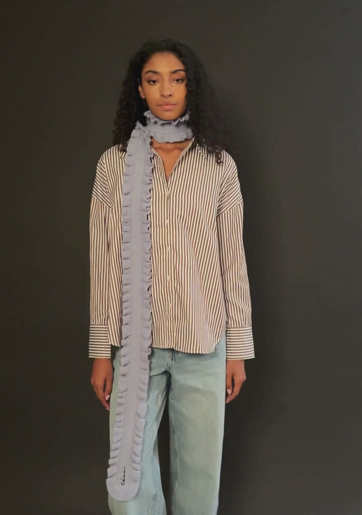 Écharpe fine en laine mérinos à volants bleus