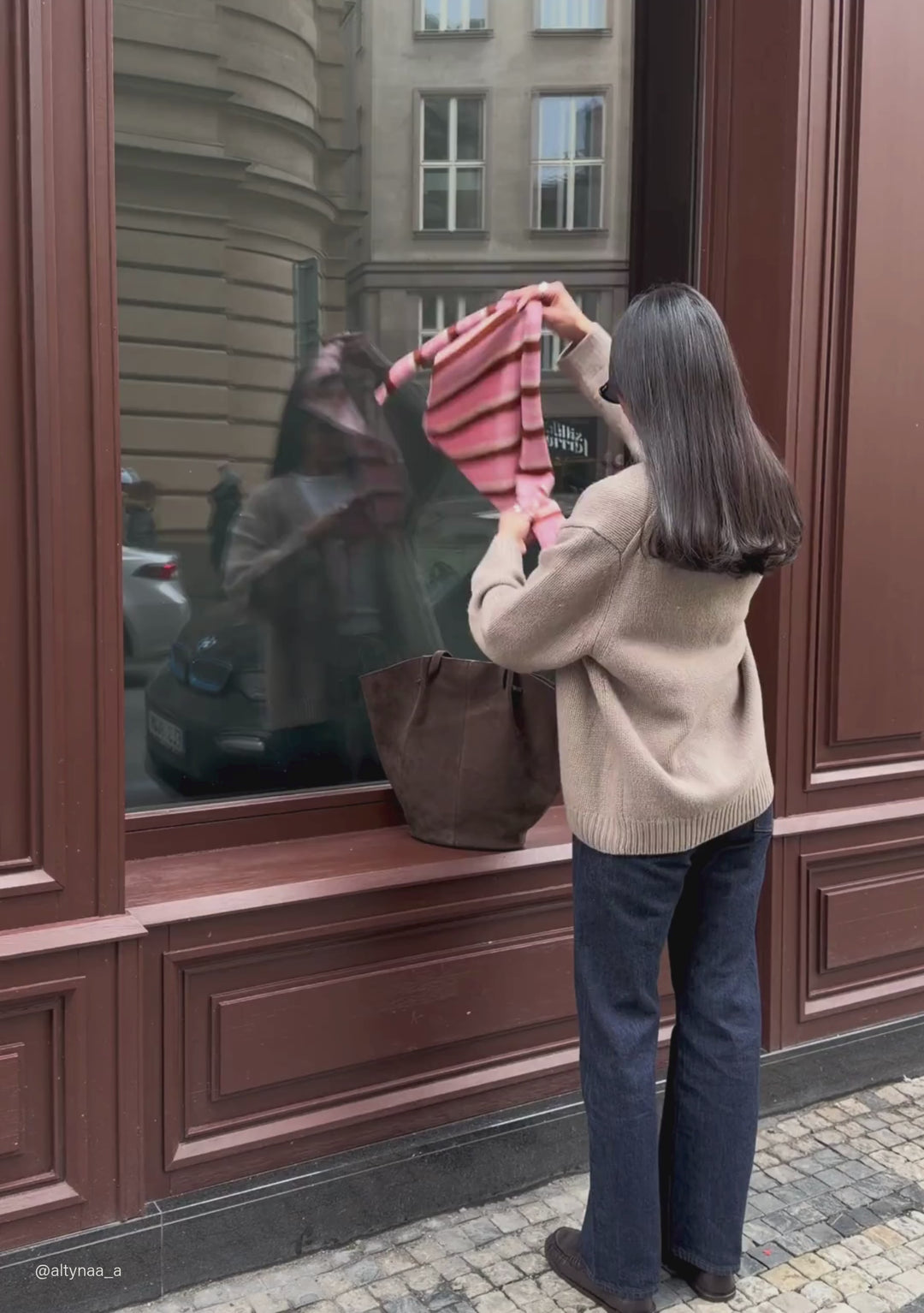 Dreiecksschal aus Merinowolle mit rosa-rostfarbenen Streifen 